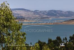 Image du Maroc Professionnelle de  Le barrage Oued El Makhazine, conçu pour le développement et  l'irrigation du périmètre du Loukkos. Ainsi les champs situés dans le triangle Ksar El Kébir, Larache, Moulay Bouselham profitent de cette infrastructure. Cette importante réalisation située sur El Oued Loukkos sert à la régularisation inter annuelle des débits tout en formant une protection contre les crues, au Jeudi 1er Septembre 2005 à cette datte le barrage dispose 309 Million de M3. (Photo / Abdeljalil Bounhar) 